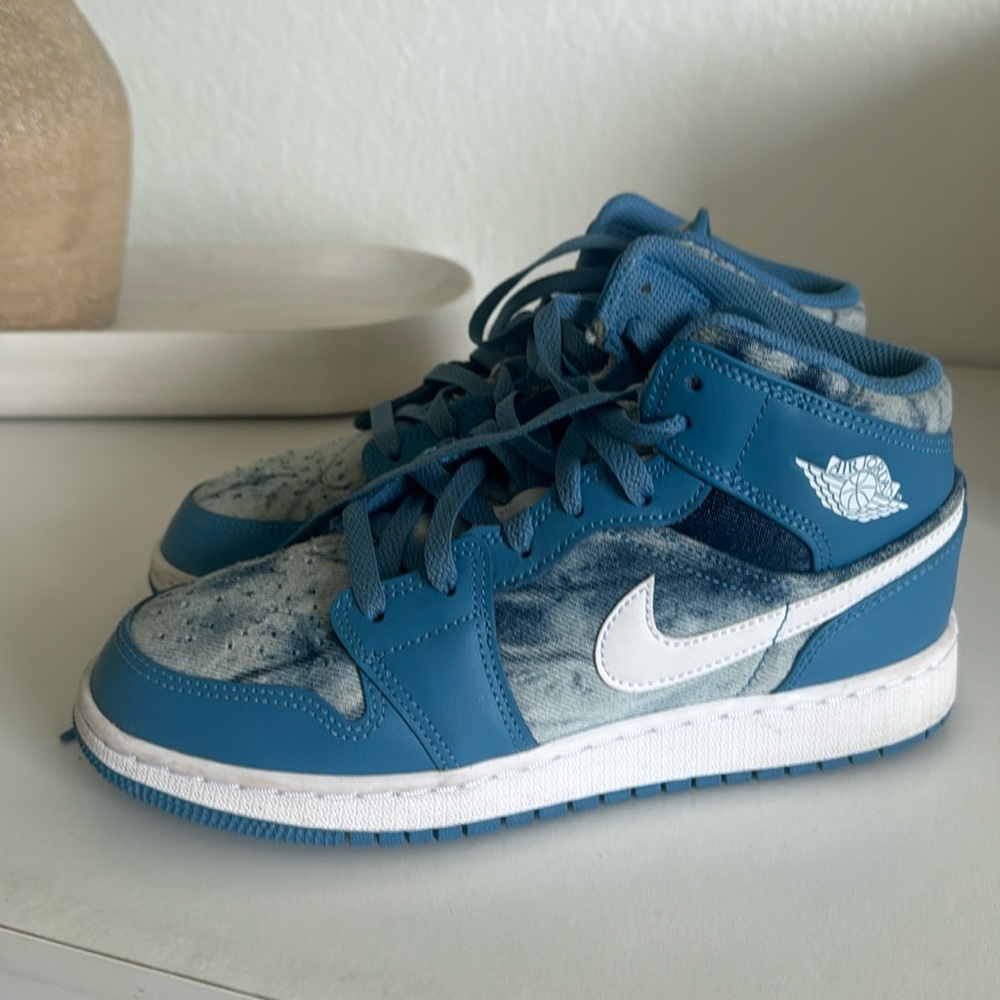 Blue Nike Air Jordan Mids worn once Big Kids 5.5 Womens 7
